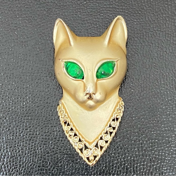Vintage A.J.C. Signed Egyptian Cat Green Eyes Gold-tone Brooch - Picture 2 of 12